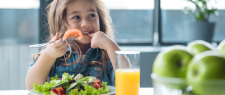 petite fille mange un repas saint
